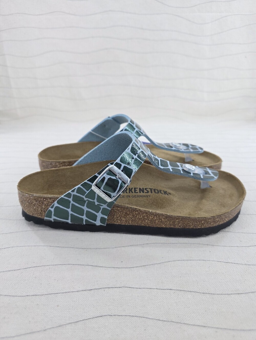 Birkenstock Womens Gizeh Green Metallic Crocodile Embossed Sandals Size 6 NEW